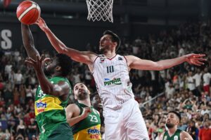 Tofaş Spor Salonu’ndaki karşılaşmanın hava atışı saat 20.30’da yapılacak. Karşıyaka