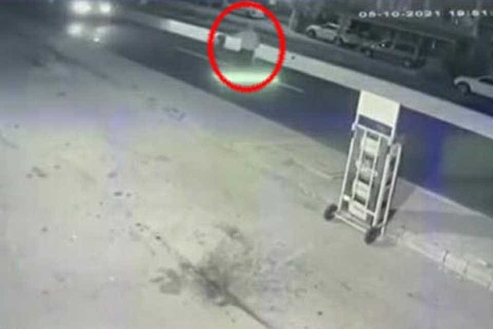 İzmir'in Urla il&ccedil;esinde yolun karşısına ge&ccedil;meye &ccedil;alışan g&ouml;rme engelli Ali