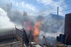 Hatay&rsquo;ın Arsuz il&ccedil;esinde deprem nedeniyle evleri zarar g&ouml;ren ailenin kaldığı