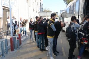 İzmir merkezli 9 ilde, polisin d&uuml;zenlediği operasyonlarda, kurdukları &ccedil;ağrı merkezi
