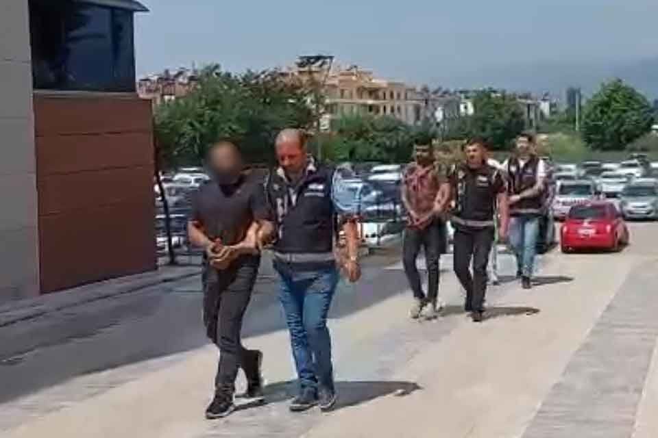 İZMİR'in &Ouml;demiş il&ccedil;esinde, &ccedil;alıntı malları hurdacı d&uuml;kkanına satmaya &ccedil;alışan, satın