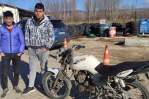 K&uuml;tahya'nın Emet il&ccedil;esinde, &ccedil;aldıkları 17 bin liralık motosikleti 1500 liraya