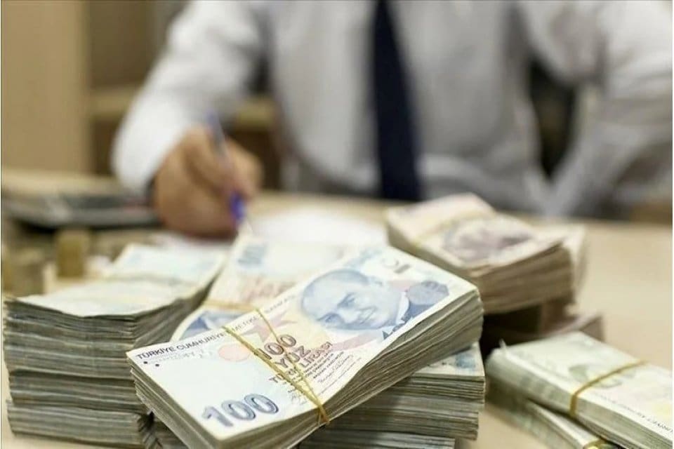 T&uuml;rkiye'nin g&ouml;z&uuml; asgari &uuml;cret ve EYT yasasına &ccedil;evrilmişken T&Uuml;RK-İŞ Başkanı
