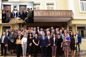 Bornova Belediyesi &ccedil;alışanları, g&ouml;revdeki &uuml;&ccedil;&uuml;nc&uuml; yılını tamamlayan Bornova Belediye Başkanı