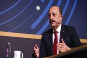 &Ccedil;alışma Bakanı Vedat Bilgin, &ccedil;alışma saatlerinin yeniden d&uuml;zenlenmesi gerektiğini belirterek