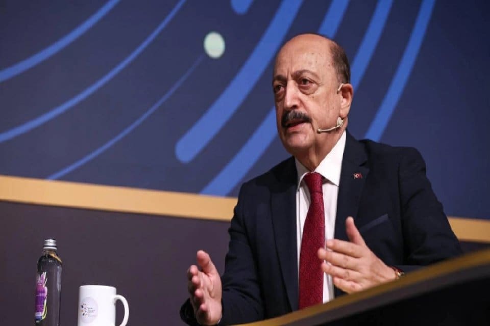 &Ccedil;alışma Bakanı Vedat Bilgin, &ccedil;alışma saatlerinin yeniden d&uuml;zenlenmesi gerektiğini belirterek