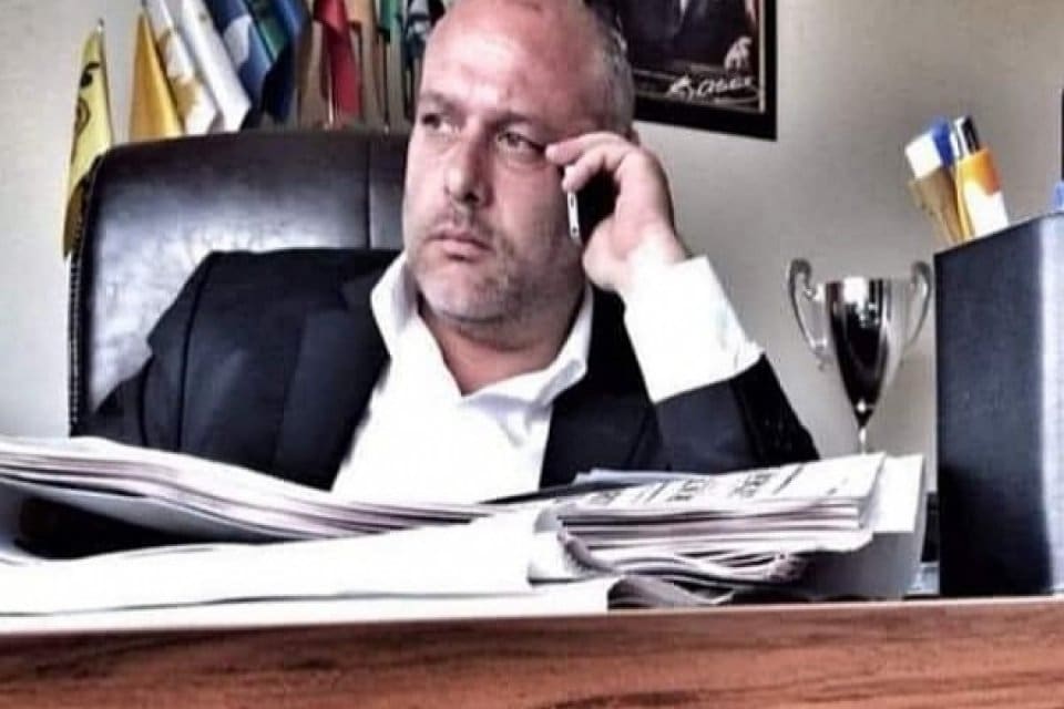 Konak il&ccedil;esinde iş yerinde &ccedil;arptığı cam kapının kırılması sonucu yaralanarak