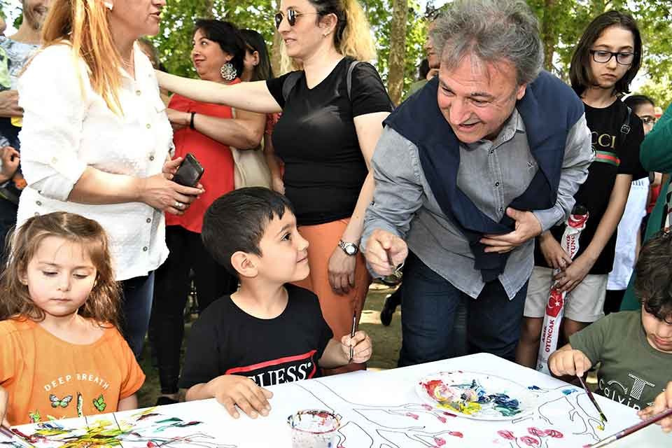 Bornova Belediyesi’nin Çamdibi Atatürk Parkı’nda düzenlediği Bahar Şenliği Bornovalıları buluşturdu.
