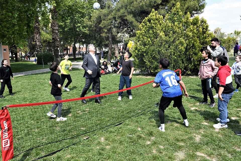 Bornovalı miniklerin aileleri ile birlikte keyifli bir g&uuml;n ge&ccedil;irmesi i&ccedil;in