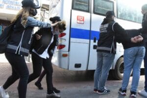 İzmir'de, Binali Camg&ouml;z'&uuml;n liderliğini yaptığı su&ccedil; &ouml;rg&uuml;t&uuml;ne y&ouml;nelik d&uuml;zenlenen operasyonda