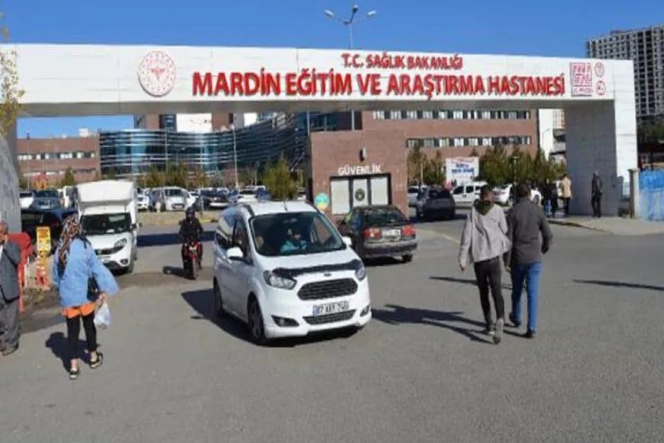 Mardin&rsquo;in Artuklu il&ccedil;esinde, cami inşaatının iskelesi &ccedil;&ouml;kerken, iş&ccedil;ilerden &Ouml;mer Atlı