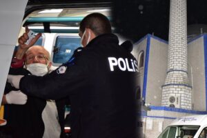 İzmir'in Karabağlar il&ccedil;esinde cami kubbesine &ccedil;ıkan H&uuml;seyin K. (57) itfaiye