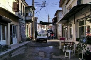 İzmir'in Urla il&ccedil;esindeki cami &ouml;n&uuml;nde d&ouml;v&uuml;lm&uuml;ş olarak bulunan T&uuml;rkmenistan uyruklu