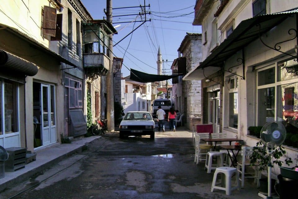 İzmir'in Urla il&ccedil;esindeki cami &ouml;n&uuml;nde d&ouml;v&uuml;lm&uuml;ş olarak bulunan T&uuml;rkmenistan uyruklu