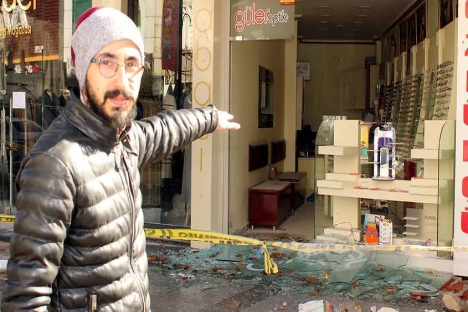 Malatya&rsquo;da, depremde camı ve kapısı kırılan d&uuml;kkanın raflarındaki g&ouml;zl&uuml;kler yerlerinde