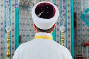 Karab&uuml;k&rsquo;te g&ouml;revli olduğu camide bir kadınla yakalandığı iddia edilen imamın