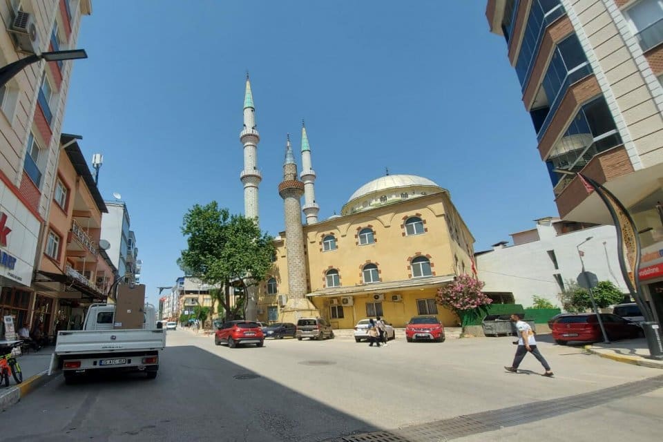 İzmir'in Torbalı il&ccedil;esinde, merkezi ezan sistemine girerek, 4 caminin hoparl&ouml;r&uuml;nden