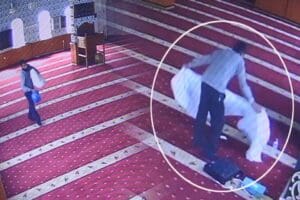 Diyarbakır'da &ouml;ğlen vakti bir camiye giren hırsız, 8 bin TL