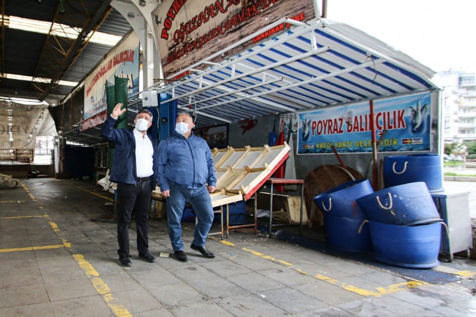 Bayraklı Belediye Başkanı Serdar Sandal, &Ccedil;amkıran Pazar Yeri'nde incelemelerde bulundu,