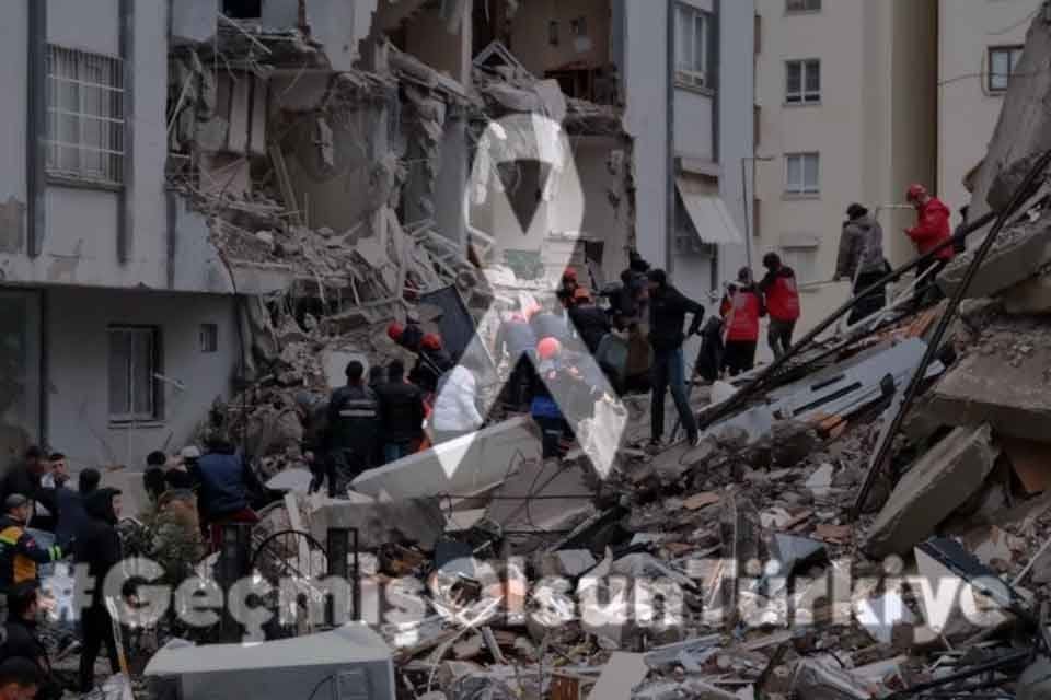T&uuml;rkiye'nin 10 kentinde b&uuml;y&uuml;k yıkıma yol a&ccedil;an depremin &uuml;zerinden 32