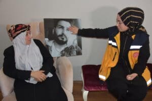 Aydın'ın Germencik il&ccedil;esinde kaza yapan Rus turist Anna Timkina'ya m&uuml;dahale