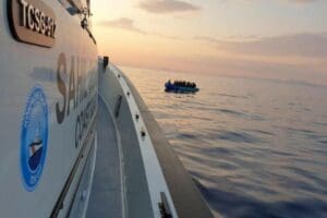 İzmir'in &Ccedil;eşme ve Fo&ccedil;a il&ccedil;esi a&ccedil;ıklarında, Yunan unsurlarınca geri itilen