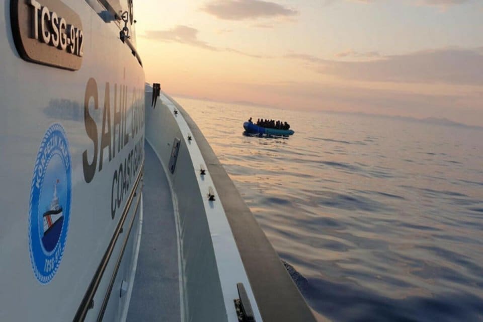 İzmir'in &Ccedil;eşme ve Fo&ccedil;a il&ccedil;esi a&ccedil;ıklarında, Yunan unsurlarınca geri itilen
