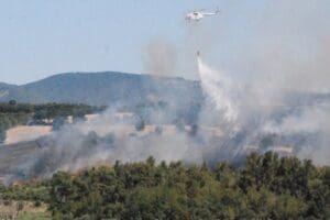 &Ccedil;anakkale Bayrami&ccedil;'teki yangına havadan ve karadan m&uuml;dahale ediliyor &Ccedil;anakkale'nin Bayrami&ccedil;