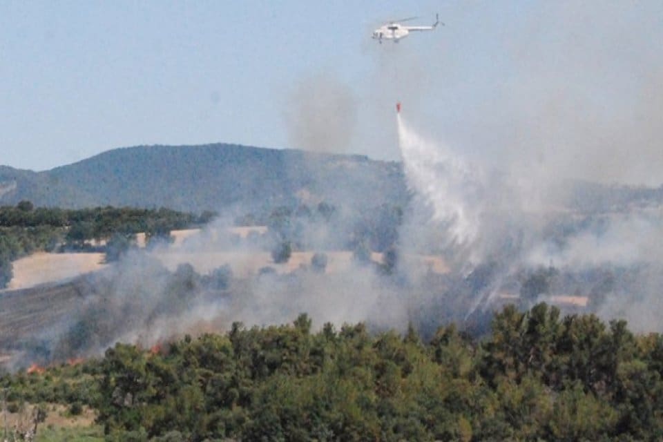 &Ccedil;anakkale Bayrami&ccedil;'teki yangına havadan ve karadan m&uuml;dahale ediliyor &Ccedil;anakkale'nin Bayrami&ccedil;