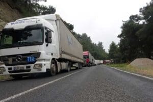 &Ccedil;anakkale-İzmir karayolunda, bir TIR'ın Nusratlı rampalarında arızalanması nedeniyle ulaşım sağlanamıyor.