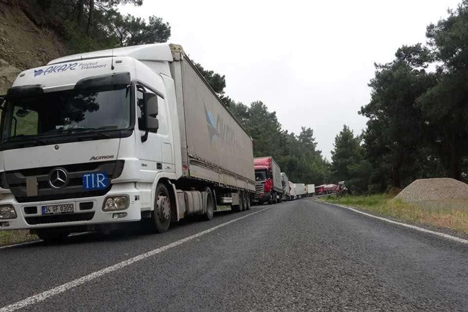 &Ccedil;anakkale-İzmir karayolunda, bir TIR'ın Nusratlı rampalarında arızalanması nedeniyle ulaşım sağlanamıyor.