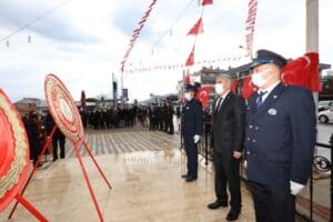 &Ccedil;anakkale Zaferi'nin 106. yıld&ouml;n&uuml;m&uuml; ve Şehitler G&uuml;n&uuml; nedeniyle G&uuml;zelbah&ccedil;e'deki Şehitlik