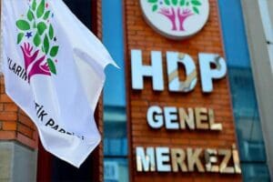 Gazeteci&nbsp;Candaş Tolga Işık,&nbsp;"HDP cumhurbaşkanlığı se&ccedil;imlerinde kendi adayını &ccedil;ıkarmama kararı aldı."