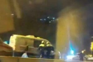 İzmir'in Konak İl&ccedil;esinde yolun karşısına ge&ccedil;mek isteyen Emre D&uuml;lakaslan, otomobilin