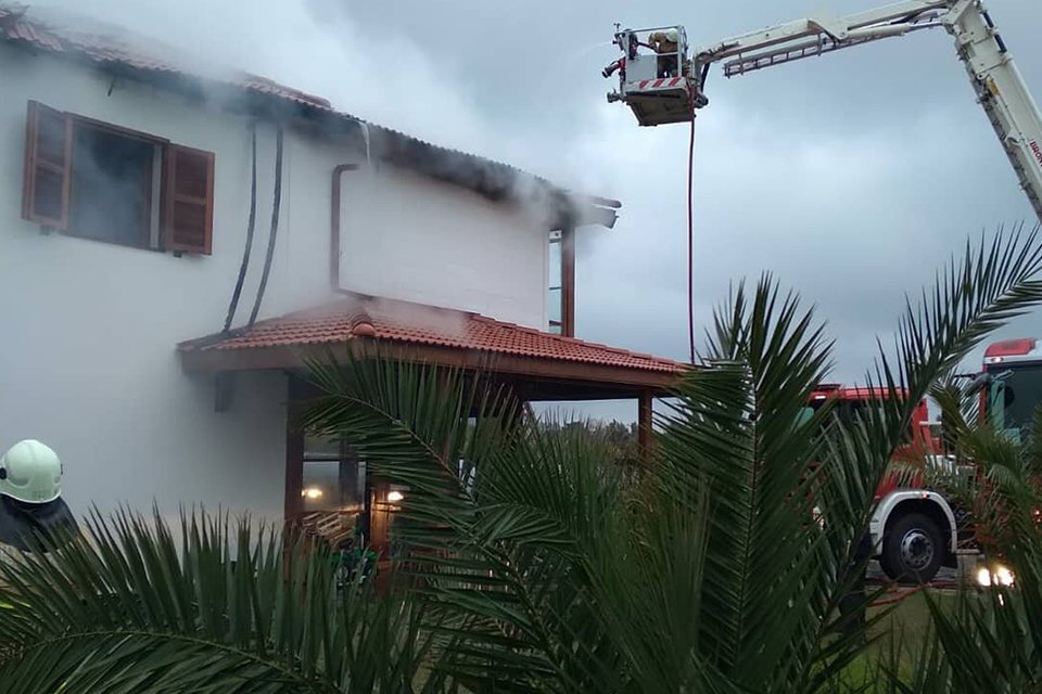 İzmir'in Urla ilçesinde, bir evin çatısında çıkan yangın paniğe neden
