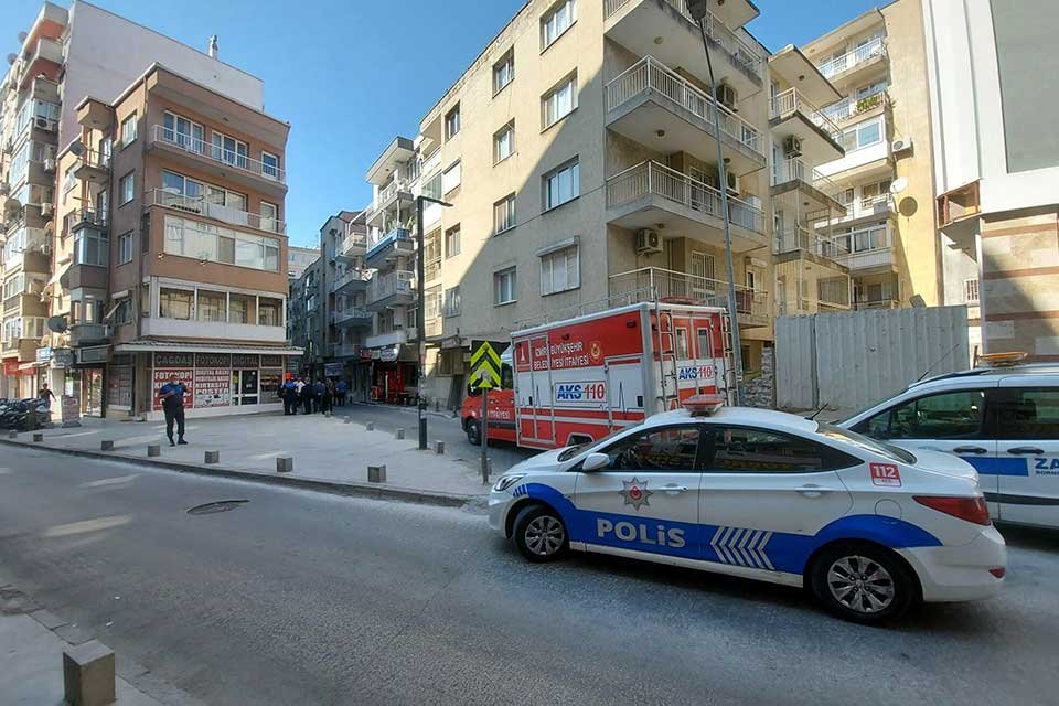 İzmir'in Bornova il&ccedil;esinde, 4&rsquo;&uuml;nc&uuml; kattaki dairenin zemininde ve tavanında oluşan