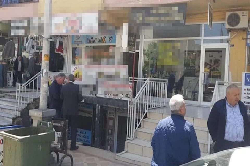 Kendisinden &ccedil;ay almayan&nbsp;esnafın iş yerlerinin camlarını kıran şahıs, g&ouml;zaltına alınıp