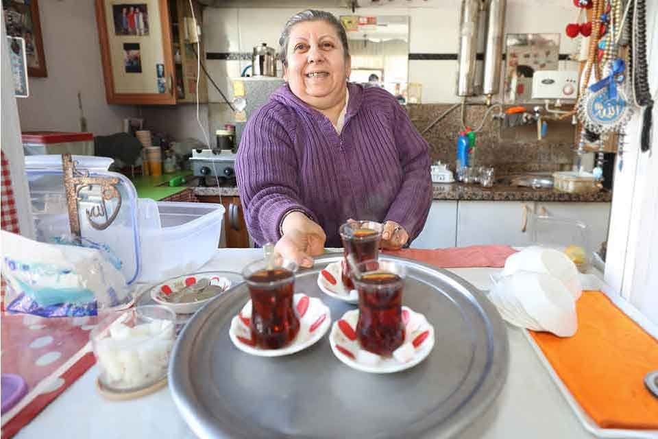 Eşinin &ouml;l&uuml;m&uuml;n&uuml;n ardından 16 yıldır tek başına Sarnı&ccedil;&rsquo;ta &ccedil;ay ocağı