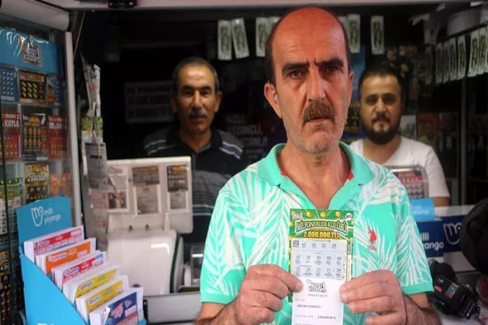 Tokat'ta iş&ccedil;i emeklisi Dursun Ko&ccedil;yiğit (49), Cumhuriyet Meydanı'nda bulunan şans