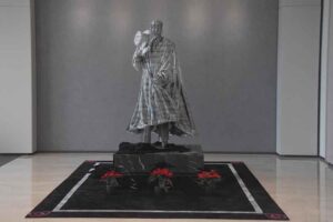 METAL sanat&ccedil;ısı ve heykeltıraş Rıdvan Sevim'in paslanmaz &ccedil;elikten yaptığı ve