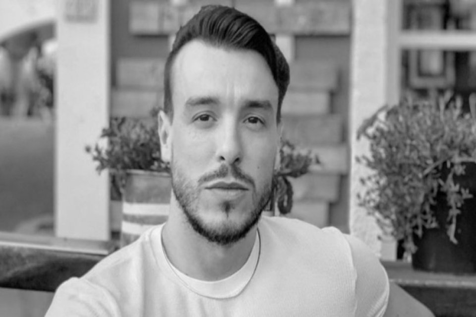 Şarkıcı Cem Adrian sosyal medya hesabından yaptığı paylaşımda giydiği gömlek