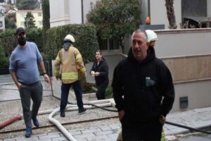 &Uuml;nl&uuml; komedyen&nbsp;Cem Yılmaz'ın&nbsp;Beşiktaş&nbsp;Levent'teki evinin bodrum katında hen&uuml;z belirlenemeyen bir nedenle&nbsp;yangın&nbsp;&ccedil;ıktı