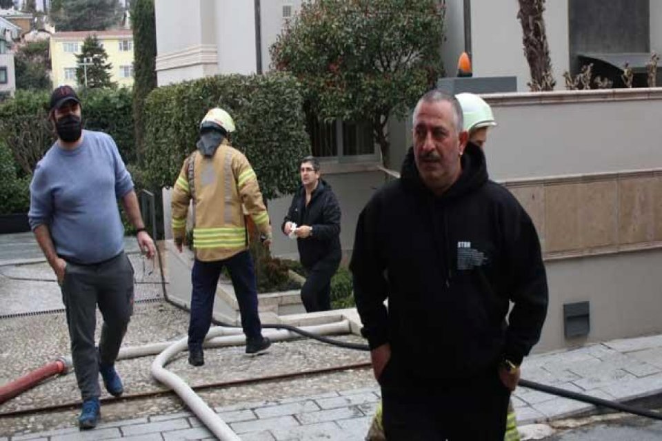 &Uuml;nl&uuml; komedyen&nbsp;Cem Yılmaz'ın&nbsp;Beşiktaş&nbsp;Levent'teki evinin bodrum katında hen&uuml;z belirlenemeyen bir nedenle&nbsp;yangın&nbsp;&ccedil;ıktı