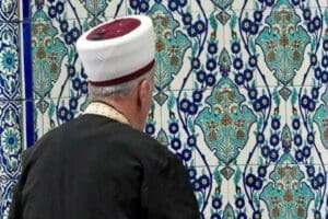Denizli'de g&ouml;revli olduğu camide aşının haram olduğunu s&ouml;yleyip cemaate aşı