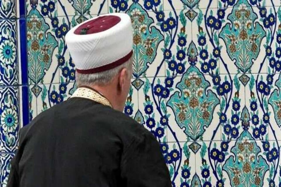 Denizli'de g&ouml;revli olduğu camide aşının haram olduğunu s&ouml;yleyip cemaate aşı
