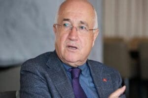YİK &uuml;yesi Cemil &Ccedil;i&ccedil;ek, Cumhurbaşkanı se&ccedil;ilmek i&ccedil;in gereken y&uuml;zde 50+1
