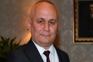 İlahiyat&ccedil;ı yazar ve din k&uuml;lt&uuml;r&uuml; ve ahlak bilgisi &ouml;ğretmeni Cemil