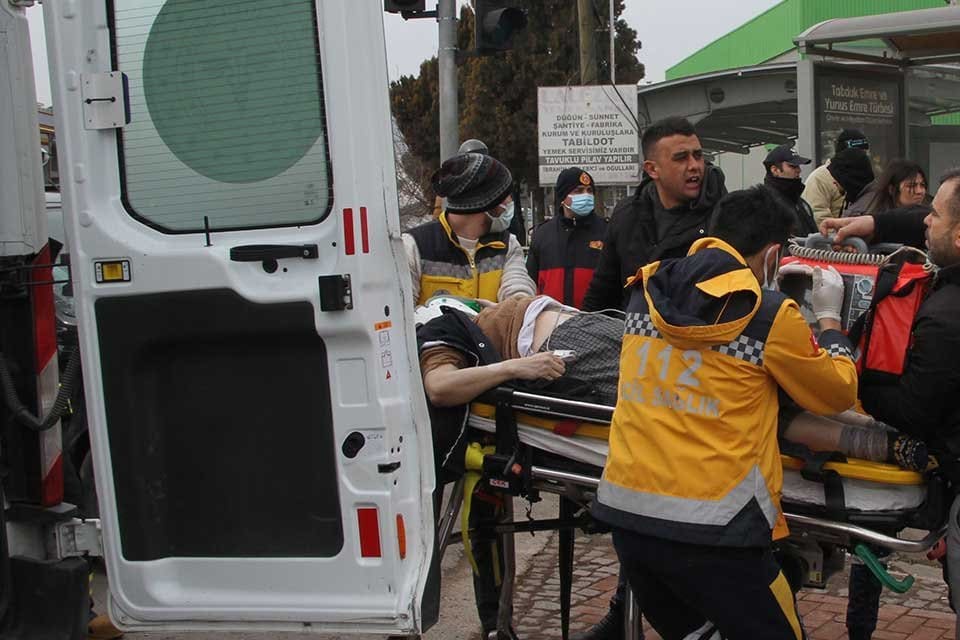Manisa'da cenaze d&ouml;n&uuml;ş&uuml; meydana gelen kazada bir kişi &ouml;ld&uuml;, iki
