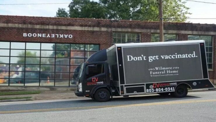 Cenaze evi aracı ile ironik reklam: 'Aşı olmayın'