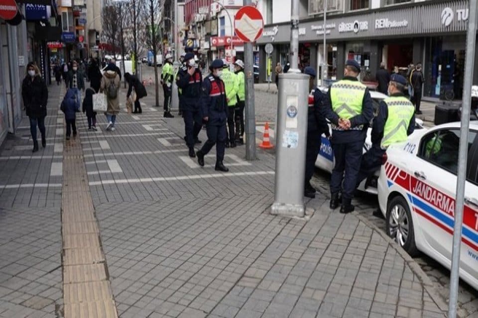 Trabzon'da hayatını kaybeden bir kişinin cenazesine yaklaşık 100 kişi katıldı,